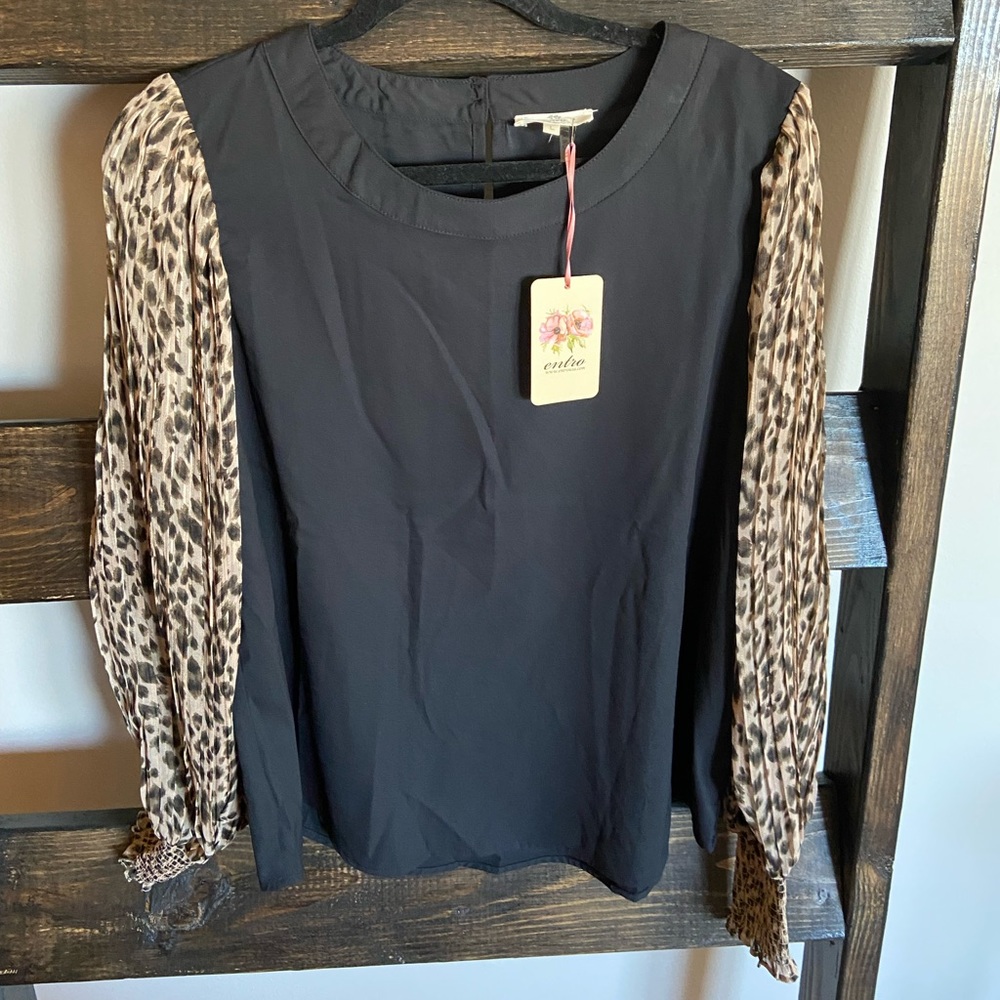 Boutique (Glamour Farms) black and cheetah blouse: Entro Brand. BRAND NEW